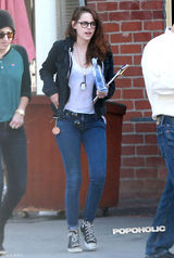 组图：暮光女戴哈利波特眼镜外出 紧盯手机锁眉