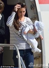 组图：凯特携小王子出国度假 小家伙壮实脸嘟嘟