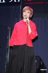 组图：容祖儿睽违11年台北开唱 一身大红烧乌龟