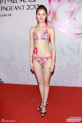 组图：亚姐泳装火辣秀胸 怪咖多女版王祖蓝现身