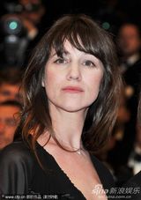 组图：《忧郁症》首映红毯 夏洛特挺大肚玩透视