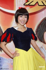 组图：《换乐无穷》宣传 胡杏儿李诗韵扮白雪公主