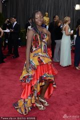 组图：柏林影后雷切尔-米瓦纳扎服饰鲜艳