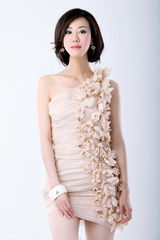 组图：于咏琳拍新写真 肉粉色斜肩小礼服出镜