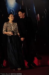 组图：张晋随爱妻现身 蔡少芬大方秀美腿