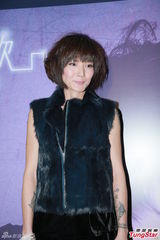 组图：何超仪紧身服飘孕味 卢巧音望度假造人