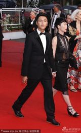 组图：陈坤携《过界》剧组亮相红毯 黑西服帅气