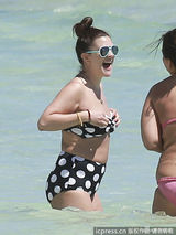 组图：迪亚兹平胸见狗仔快闪 巴里摩尔晒肥肚腩