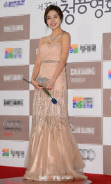 组图：尹真怡裸色长裙亮相青龙红毯 尽显甜美可人