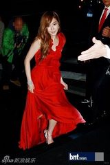 组图：少时TIFFANY高俊熙等红装热情站台