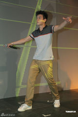 组图：陈冠希做宣传卖力表演 连唱带跳满头大汗