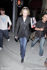 高清图：芮妮-齐薇格穿西装亮相 蹬麂皮鞋别样风情