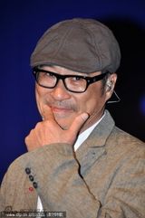 组图：徐若瑄出席活动内衣肩带滑落