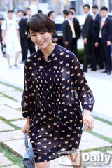 组图：WG先艺携夫贺朱雅敏大婚 宽衫遮孕肚