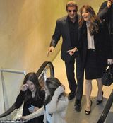 组图：史泰龙给女儿买高跟鞋 陪妻女逛街当模范老爸