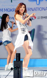 组图：韩女团Rainbow献艺赛艇赛性感惹火