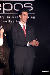 组图：锦荣代言腕表抢金 “好朋友”陪过28岁生日