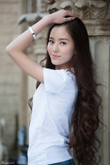 组图：温心T恤牛仔出街清爽干净充满活力