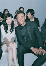 组图：胡兵携手周慧敏亮相 帅气出席时装发布会