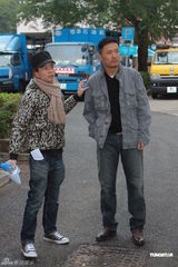 组图：苗侨伟新剧开放探班 称艺人吸毒减压是借口