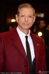 组图：男星杰夫-高布伦亮相 红风衣别致潇洒