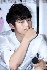 组图：《南极的眼泪》首映 宋钟基帅气助阵