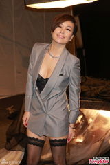 组图：张智霖为自己导MV 蔡一杰伍咏薇现场搞怪