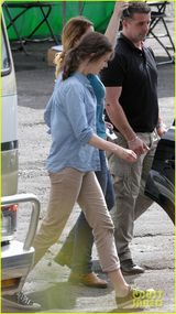 组图：妮可基德曼告别金发！黑发造型拍摄新片