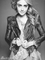 幻灯：达科塔范宁黑白写真 复古浓眉彰显摇滚叛逆