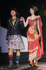 组图：伍佰着及膝裙压轴走秀 杨乃文飘逸相伴