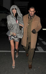 幻灯：英国时尚设计师亚历山大-麦昆生前和明星合影