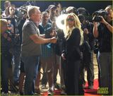 组图：布兰妮黑色西装中门大开神采奕奕