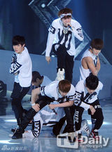 组图：众韩团献唱嘉熙狂野 Kara压阵主持