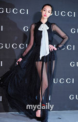 组图：韩彩英大红裙站台十足抢镜 申世京低胸性感