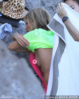组图：凯特-莫斯沙滩换衣露点 忙遮羞愤怒不爽