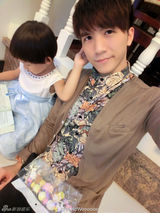 组图：18岁最萌年龄差兄妹走红 哥哥阳光帅气