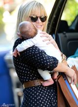 组图：瑞茜-威瑟斯彭带新生儿子出街 宝贝憨憨趴肩头