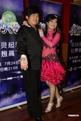 组图：萧蔷“爆奶”劈腿练舞 与蔡妍火拼身材