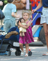 幻灯图：阿尔芭俏“萝莉”装出行 与女儿开心嬉闹