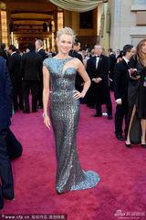 组图：娜奥米-沃茨银色战衣闪耀红毯