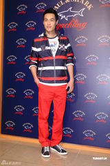 组图：王阳明出席品牌活动 获温升豪赞身材好