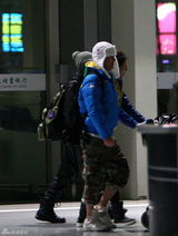 幻灯图：孙楠潘蔚滑雪度假机场秀甜蜜 兄弟夏雨随行