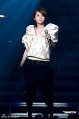 幻灯图：罗志祥个唱舞动红馆 杨丞琳任嘉宾遭强吻