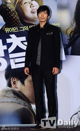 组图：《强哲》试映  刘亚仁模范生打扮亮相