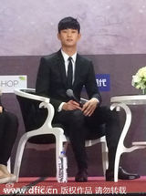 组图：金秀贤到广州萌脸引尖叫 急救车场外待命