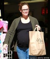 组图：詹妮弗加纳肚大如箩将生 女儿很萌很可爱