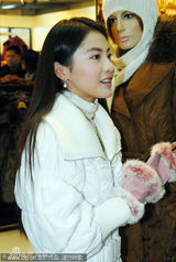 幻灯图集：贡米沈阳代言逛商场 似张柏芝遭围观