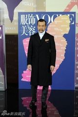 组图：廖凡亮相VOGUE庆典 黑色长风衣显男人味