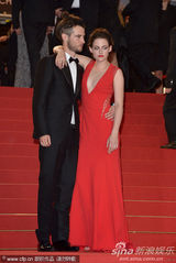 组图：暮光女火红深v裙走秀 胸前春光一览无余