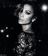 组图：詹妮弗-洛佩兹吊带红裙登杂志封面